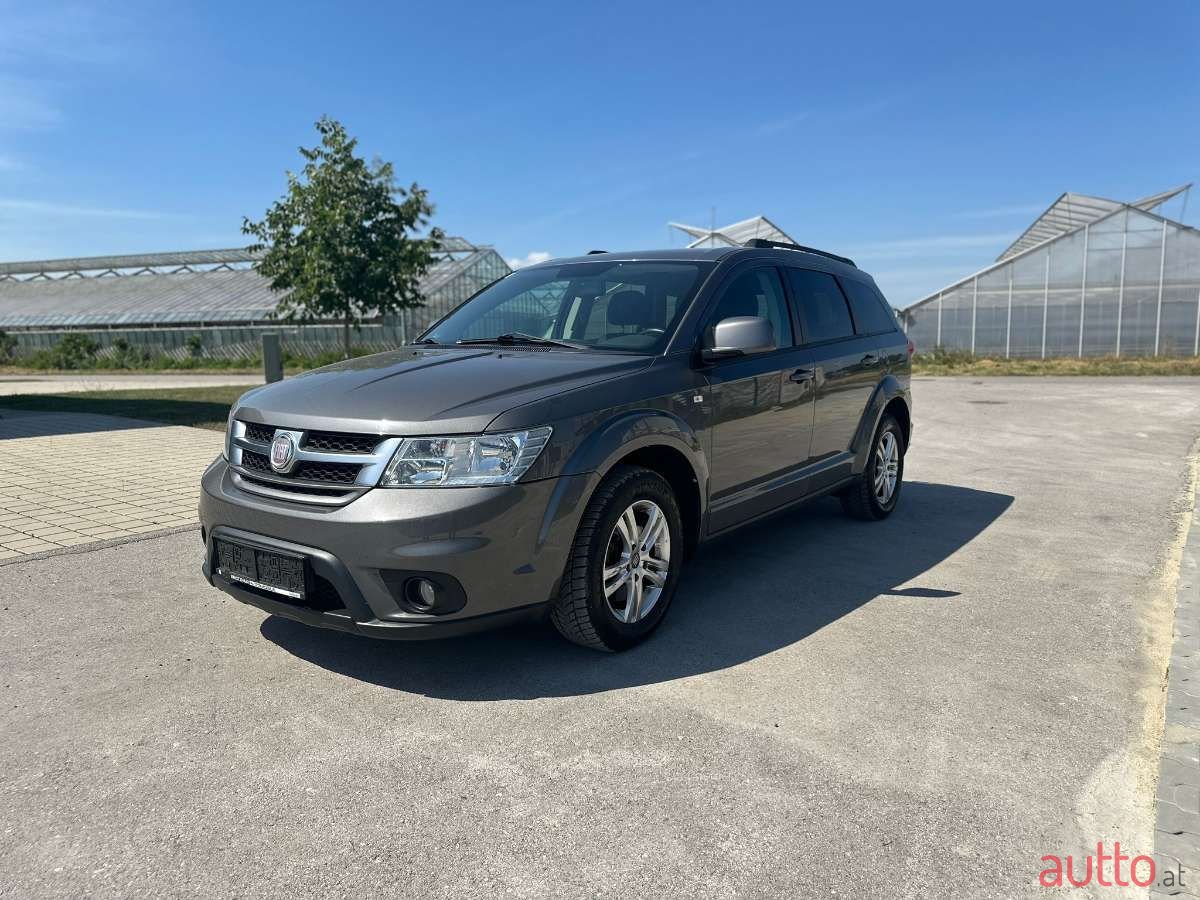 2013' Fiat Freemont photo #3