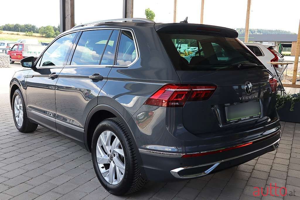 2022' Volkswagen Tiguan photo #3