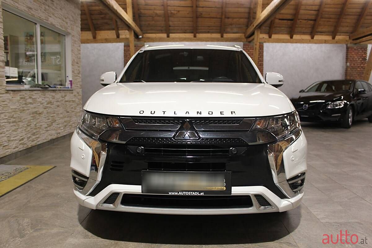 2020' Mitsubishi Outlander photo #4