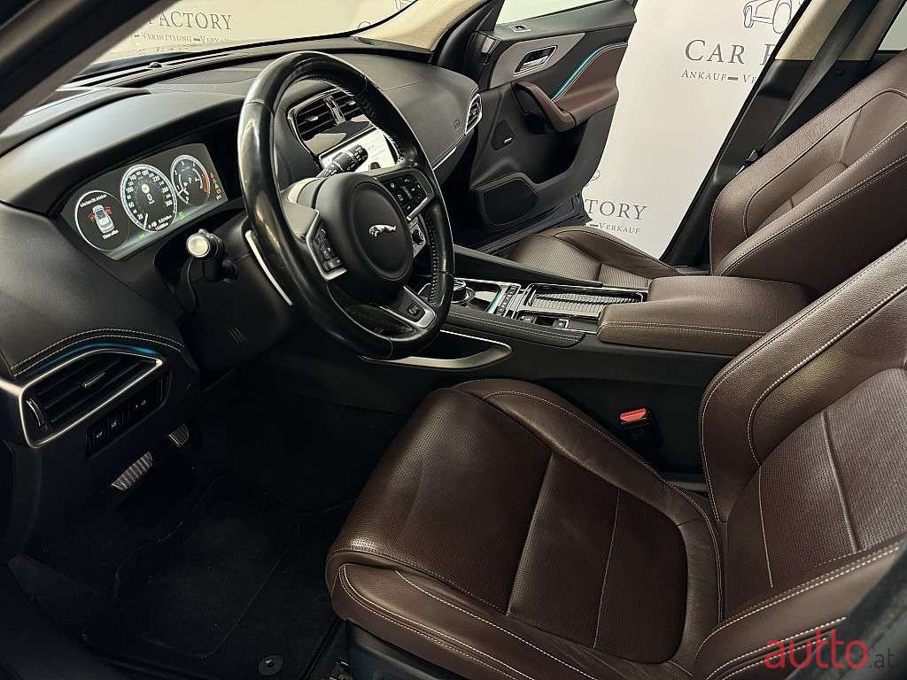 2016' Jaguar F-Pace photo #3