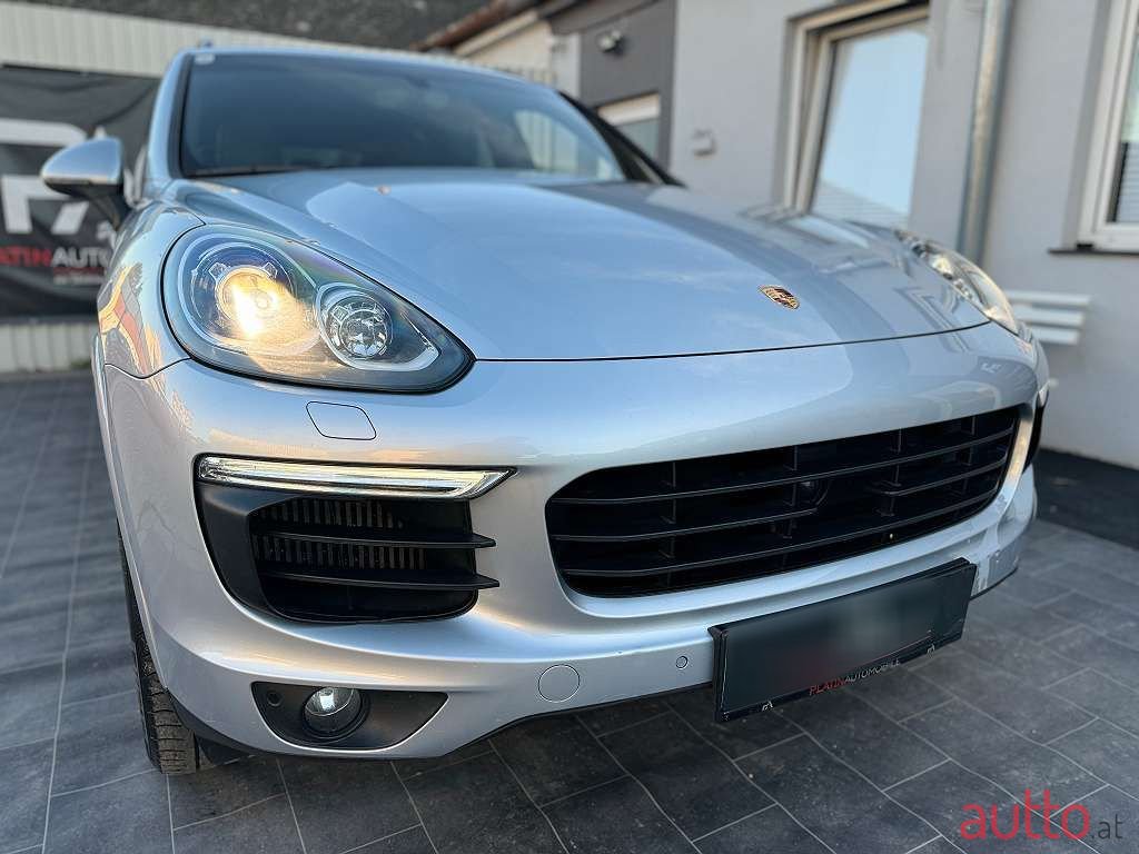 2017' Porsche Cayenne photo #2