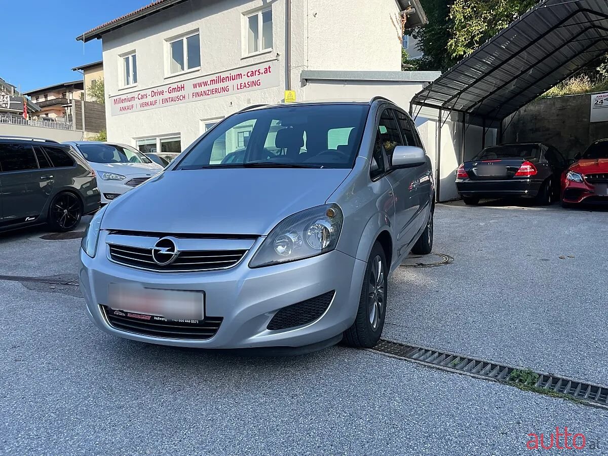 2011' Opel Zafira photo #1
