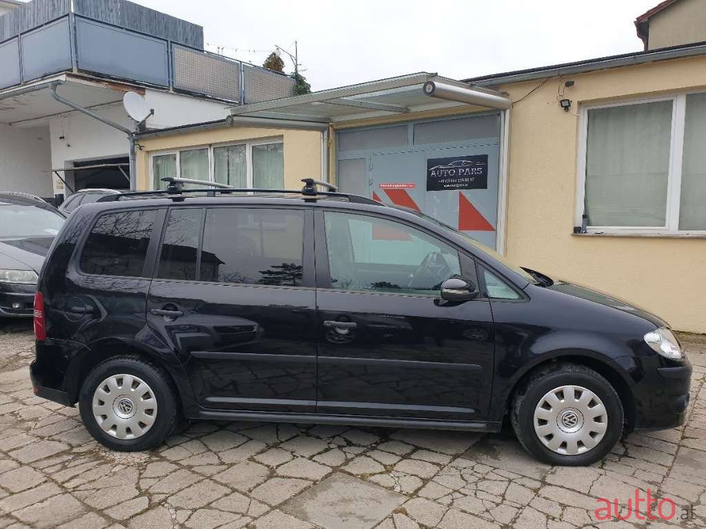 2009' Volkswagen Touran photo #5