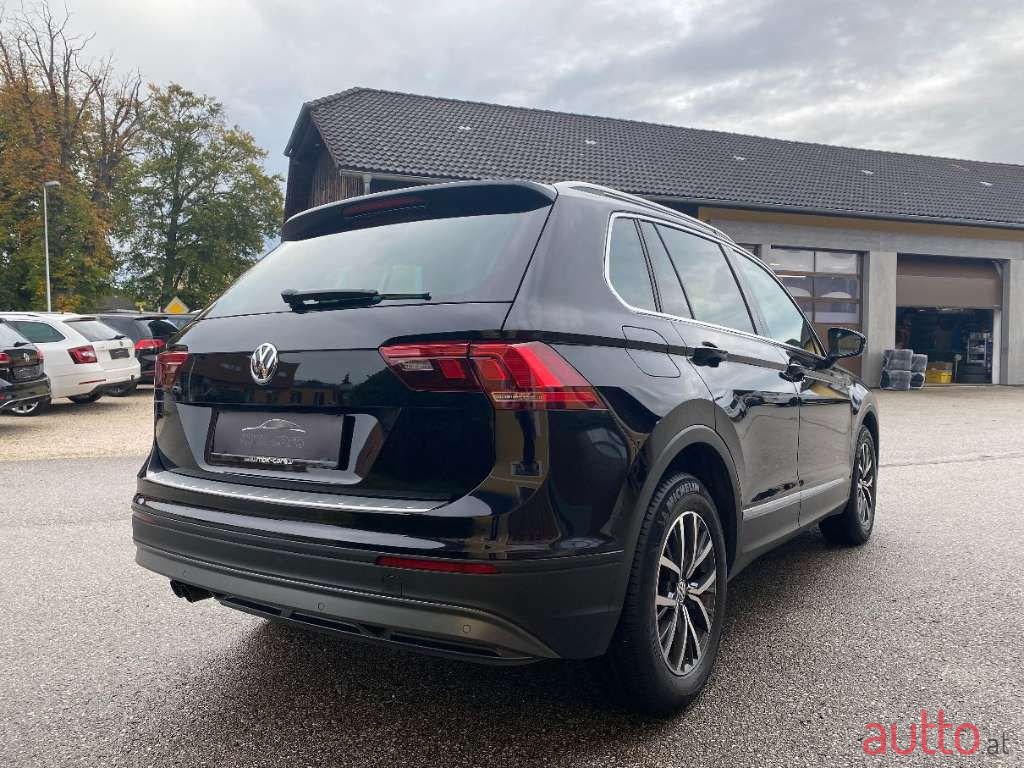 2017' Volkswagen Tiguan photo #5