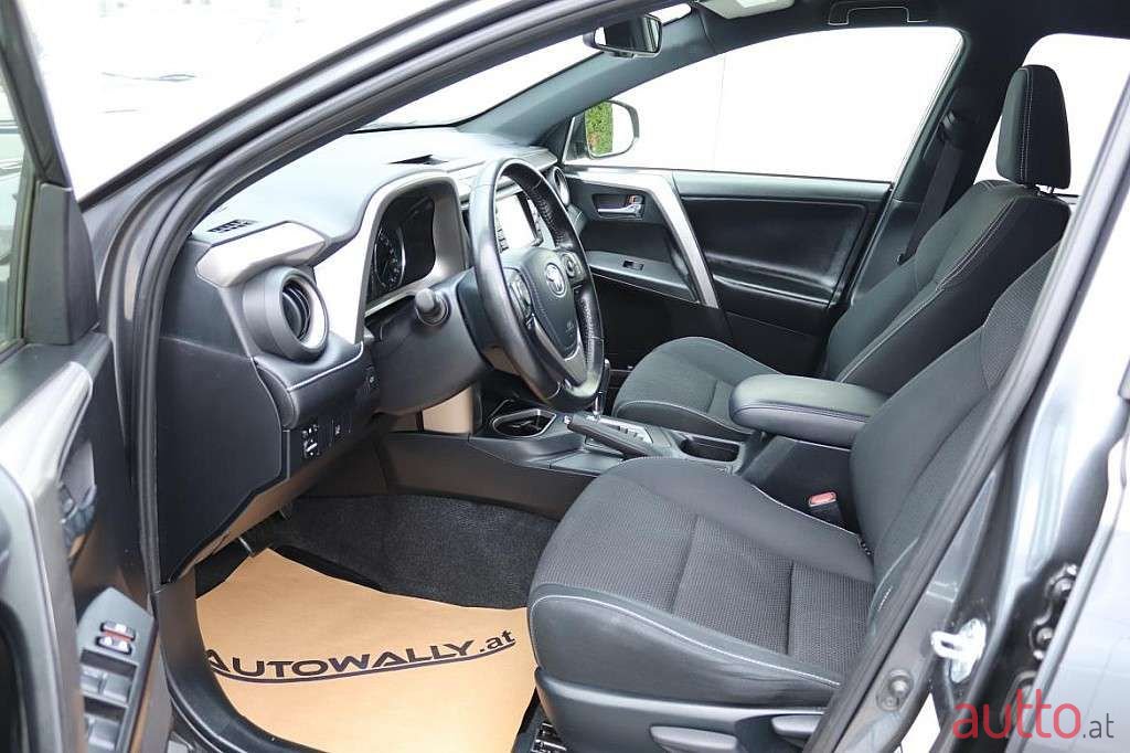 2017' Toyota RAV4 photo #5