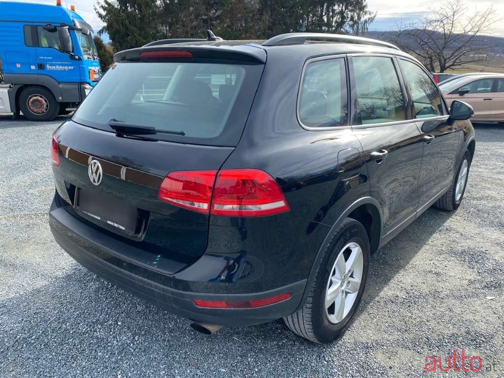 2016' Volkswagen Touareg photo #6