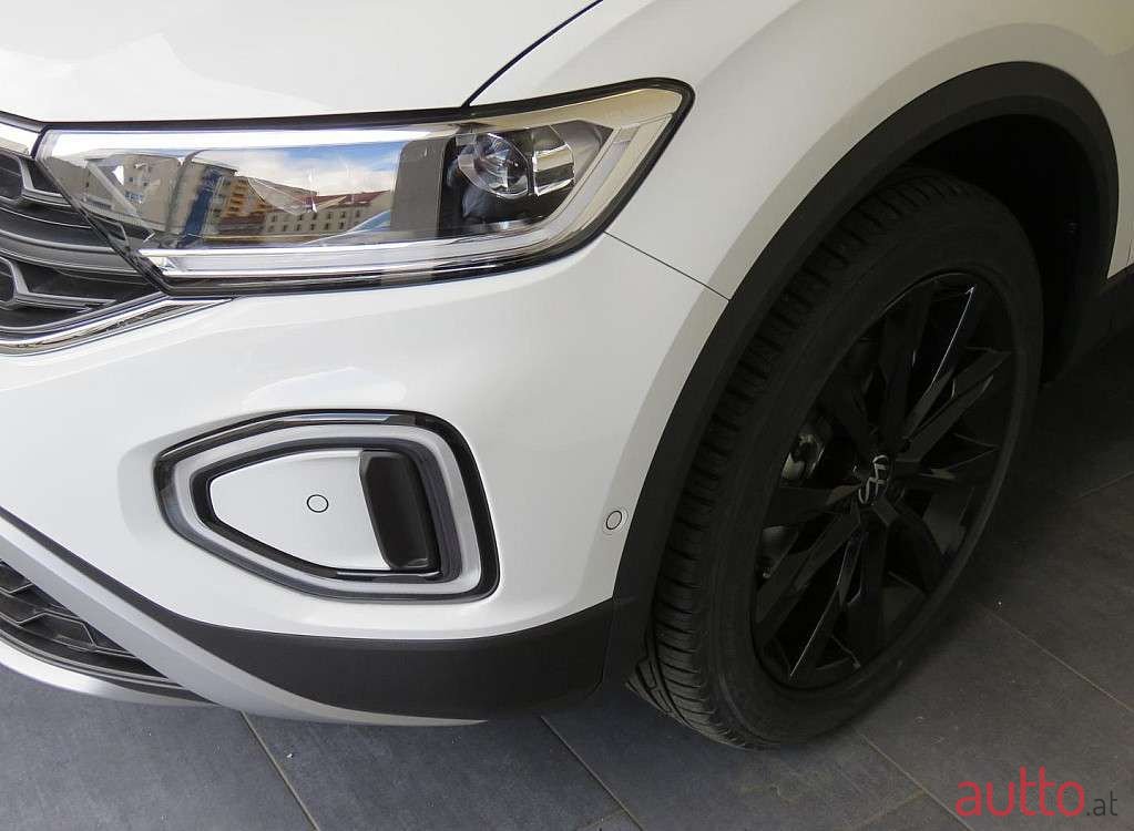 2023' Volkswagen T-Roc photo #2