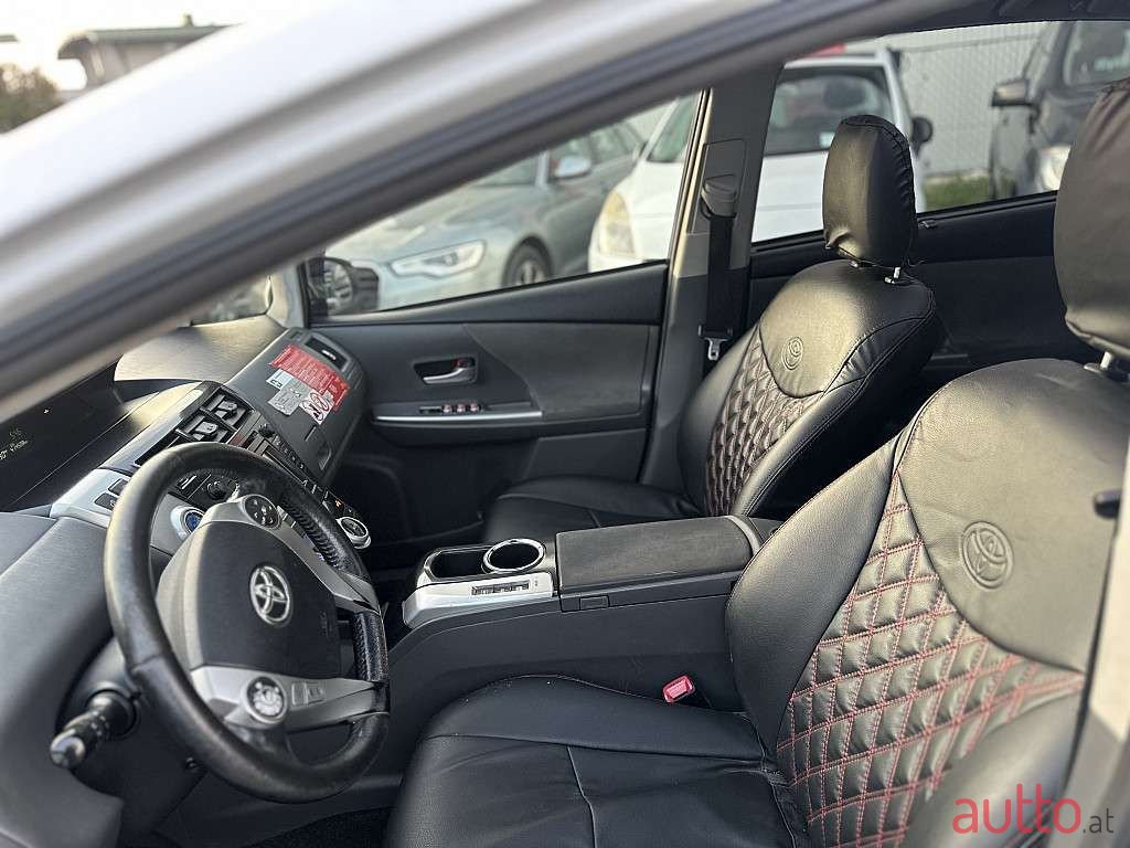 2013' Toyota Prius photo #5