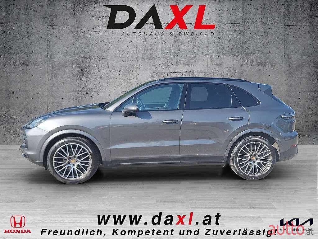 2020' Porsche Cayenne photo #2