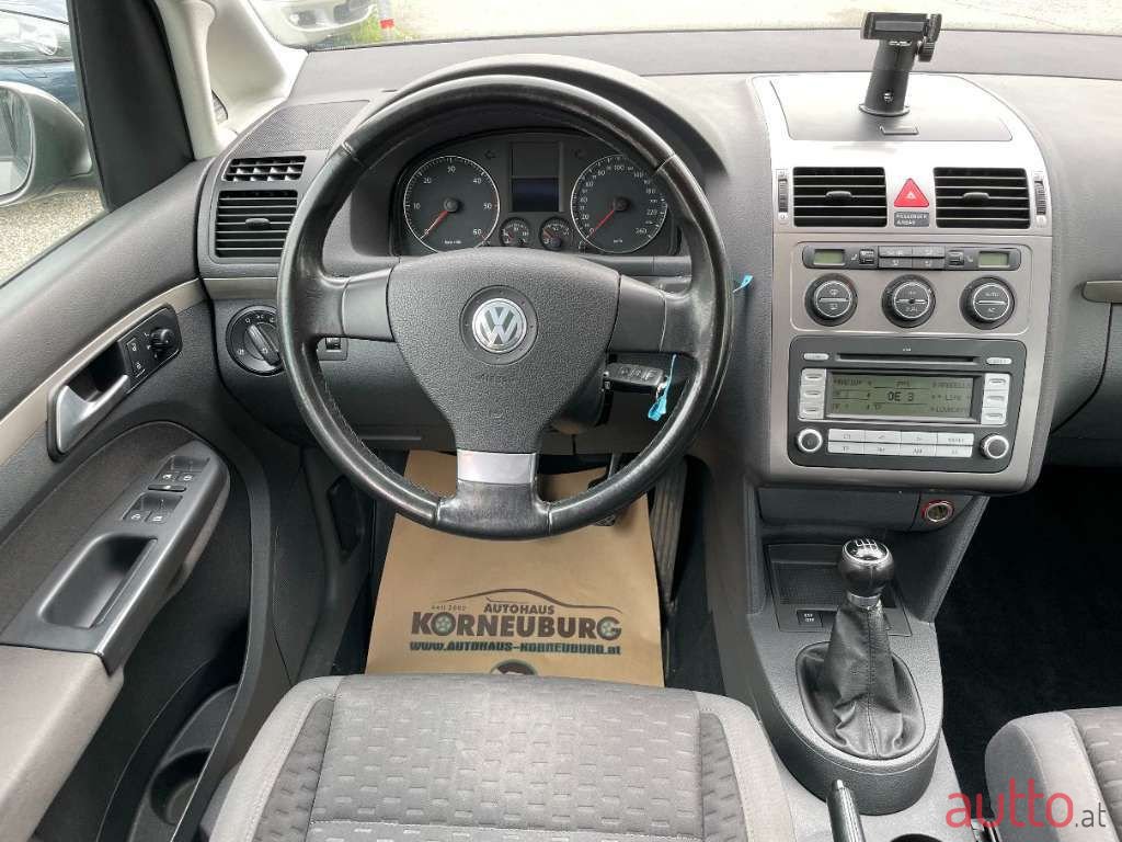 2008' Volkswagen Touran photo #3