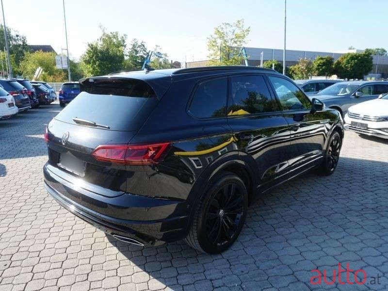 2020' Volkswagen Touareg photo #4