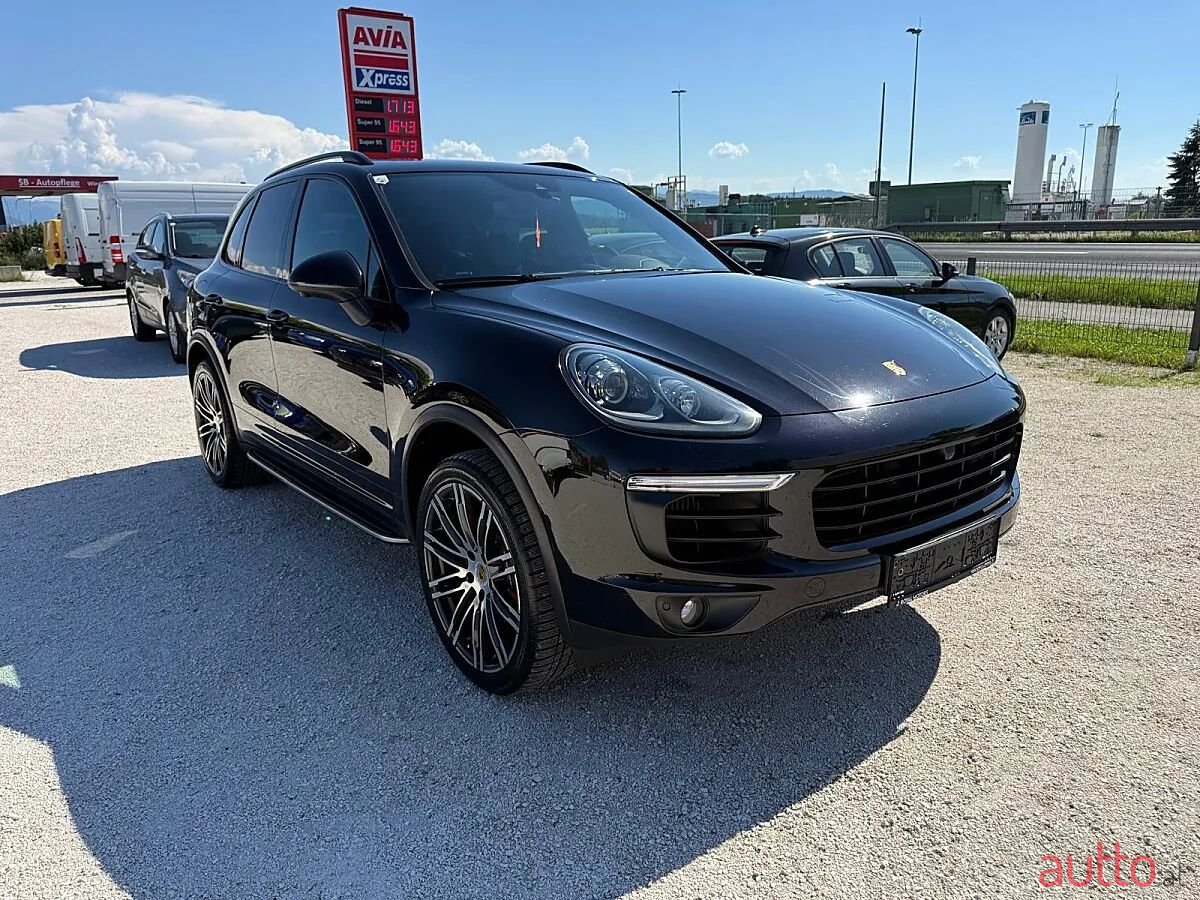 2015' Porsche Cayenne photo #3