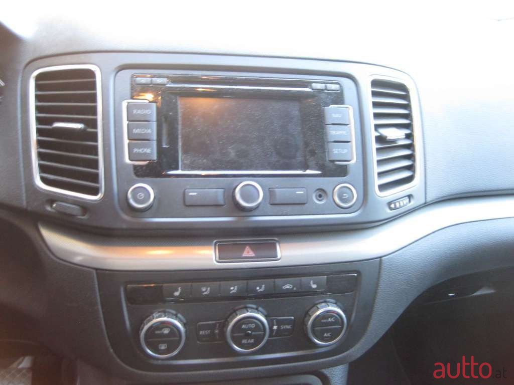 2012' Volkswagen Sharan photo #6