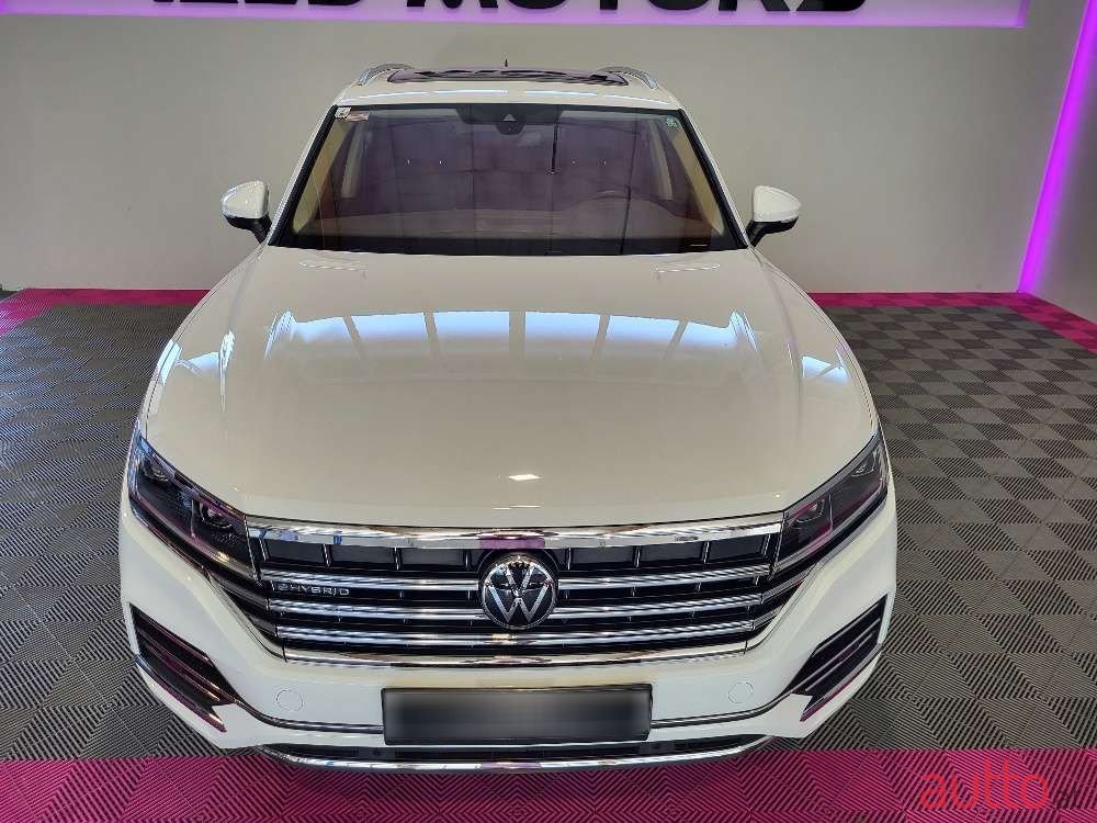 2021' Volkswagen Touareg photo #4