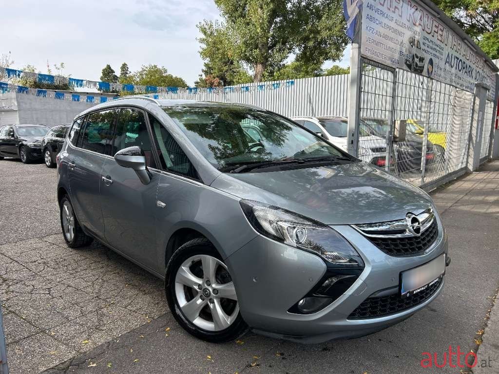 2012' Opel Zafira photo #1