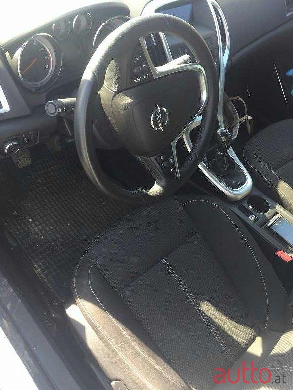 2011' Opel Astra photo #2