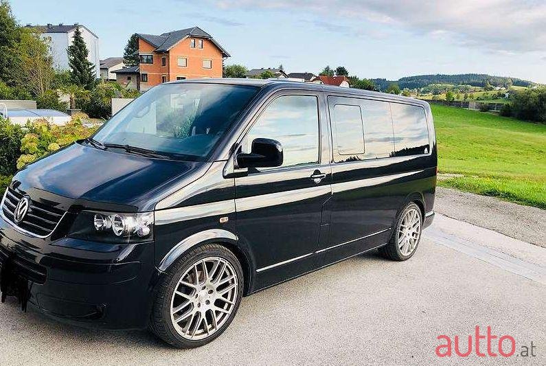 2004' Volkswagen Caravelle photo #1