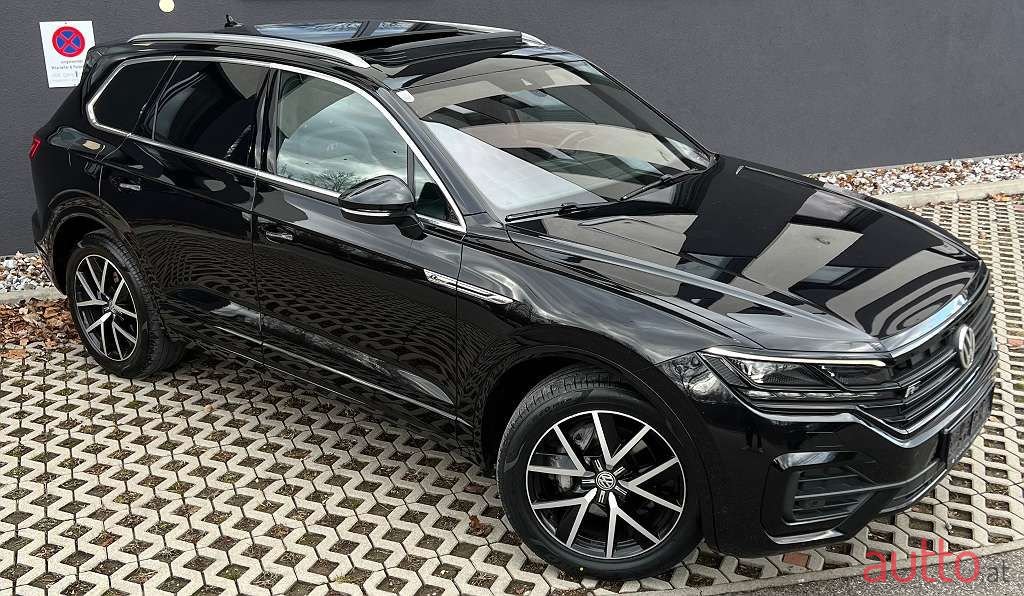 2018' Volkswagen Touareg photo #6