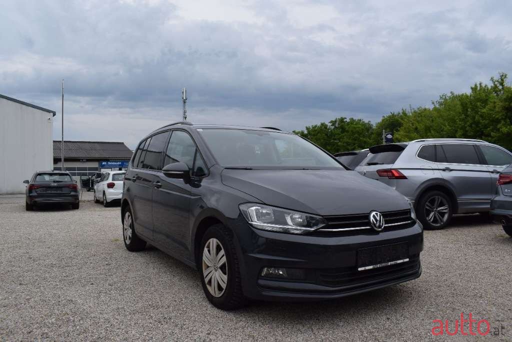 2019' Volkswagen Touran photo #5