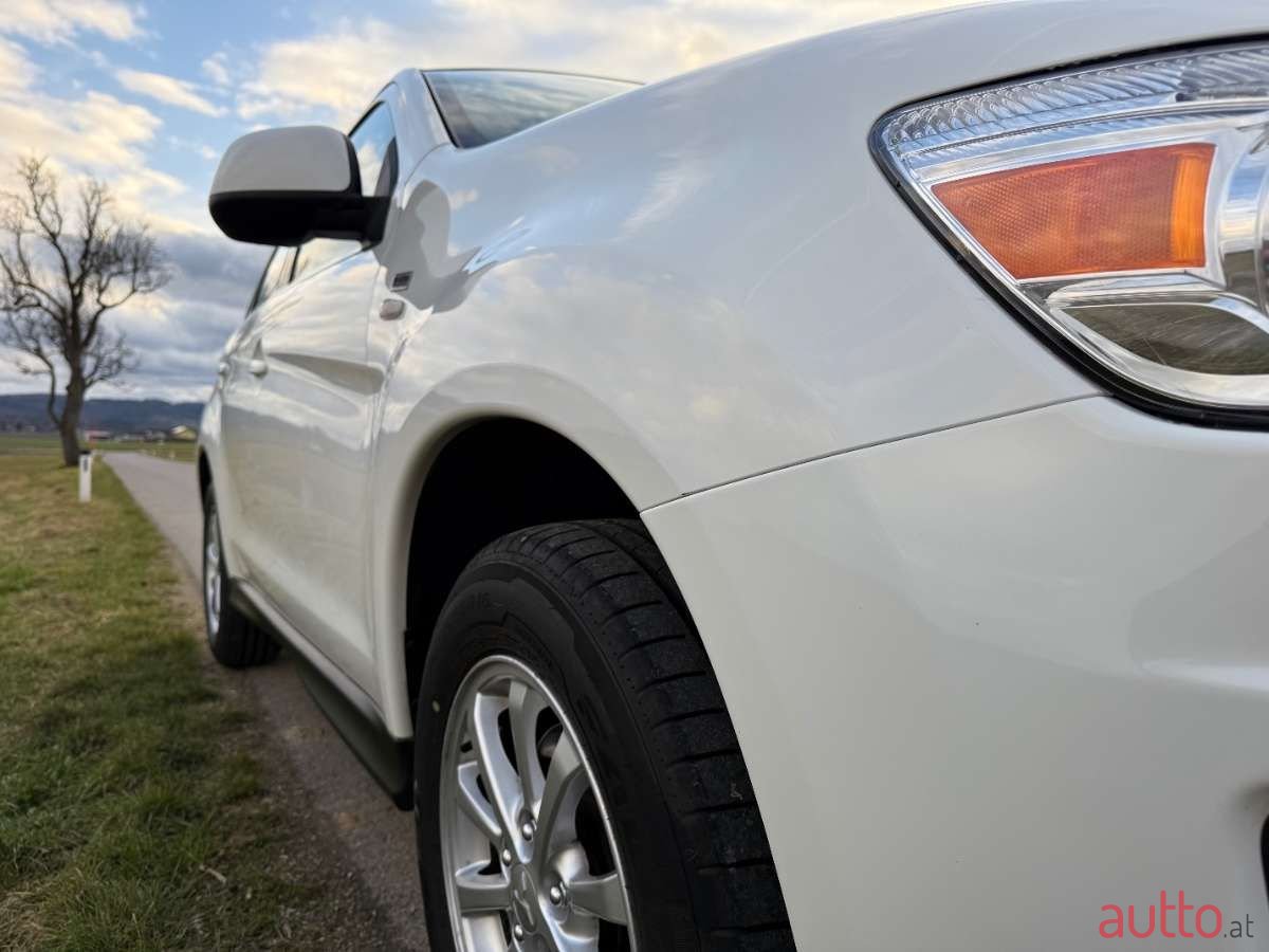 2013' Mitsubishi ASX photo #6