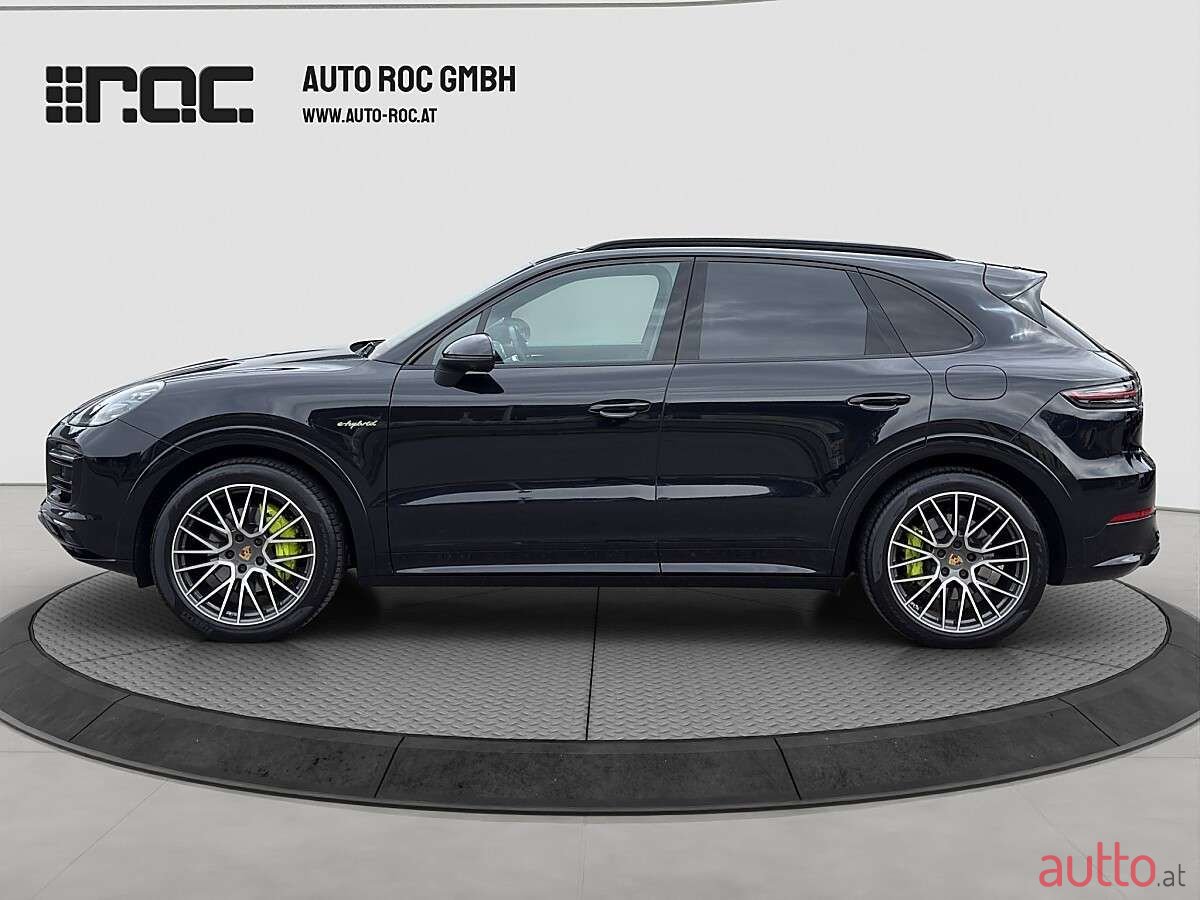 2021' Porsche Cayenne photo #2