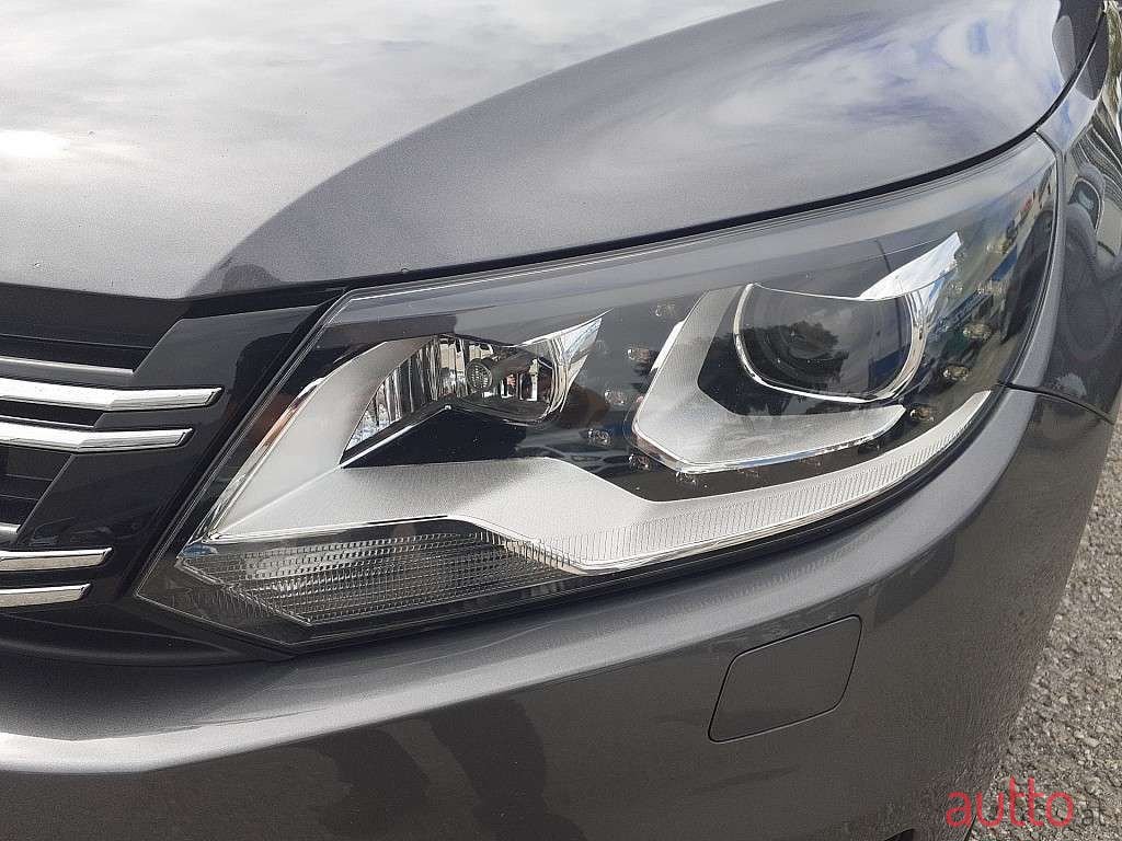 2012' Volkswagen Tiguan photo #6