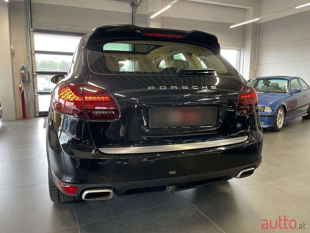 2011' Porsche Cayenne photo #2