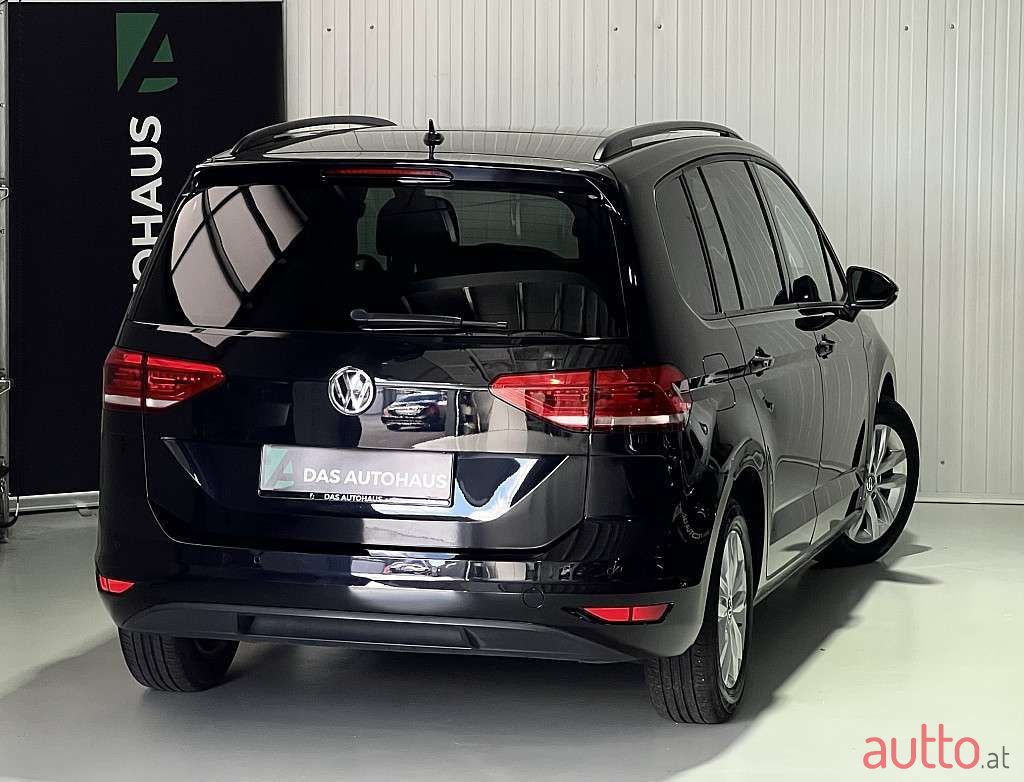 2019' Volkswagen Touran photo #2