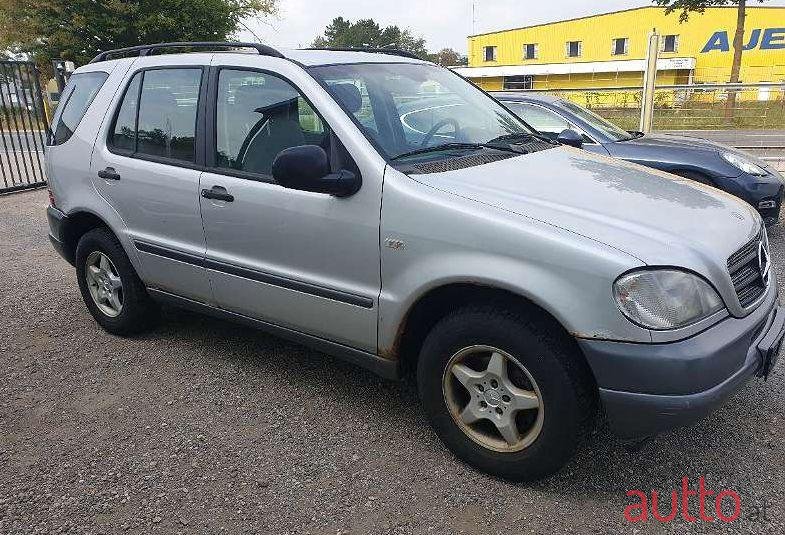 2001' Mercedes-Benz M-Klasse photo #1