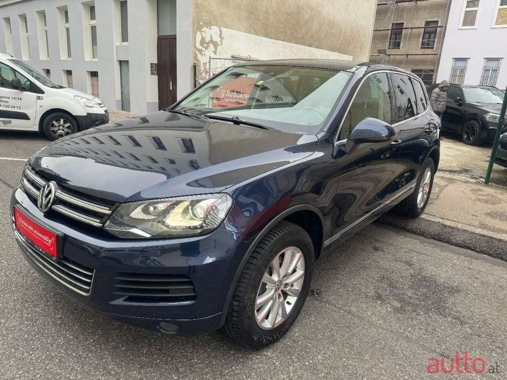 2010' Volkswagen Touareg photo #2