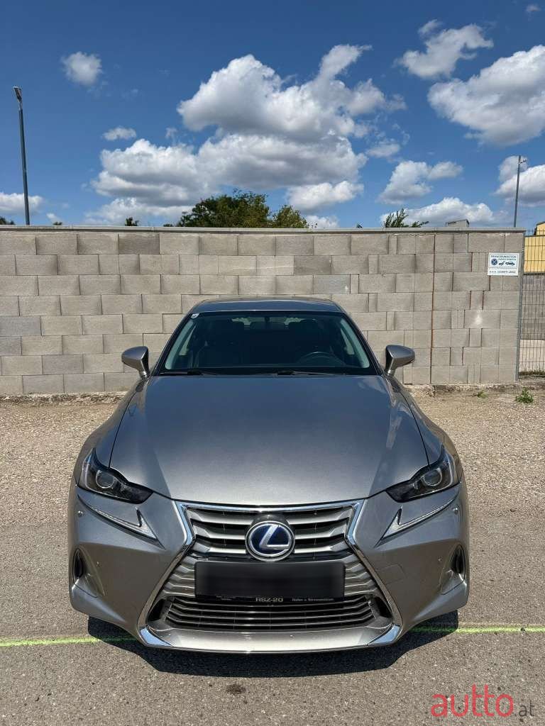 2017' Lexus IS photo #3