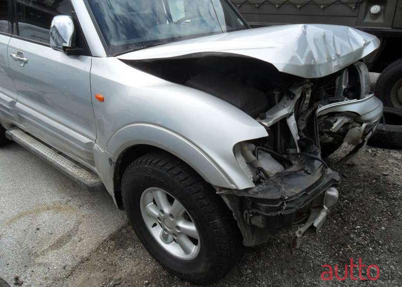 2002' Mitsubishi Pajero photo #2