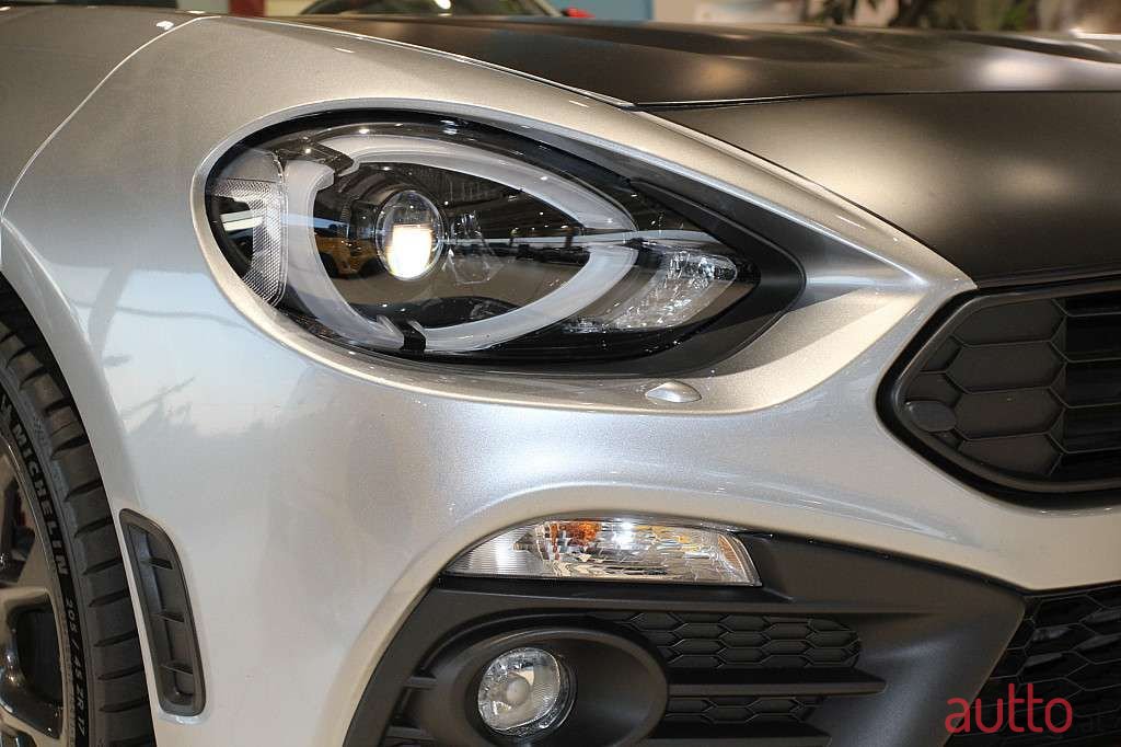 2018' Fiat 124 Spider Abarth photo #2