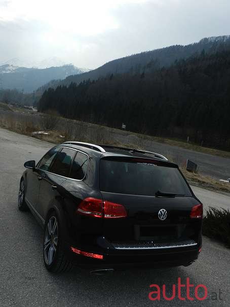 2011' Volkswagen Touareg photo #4