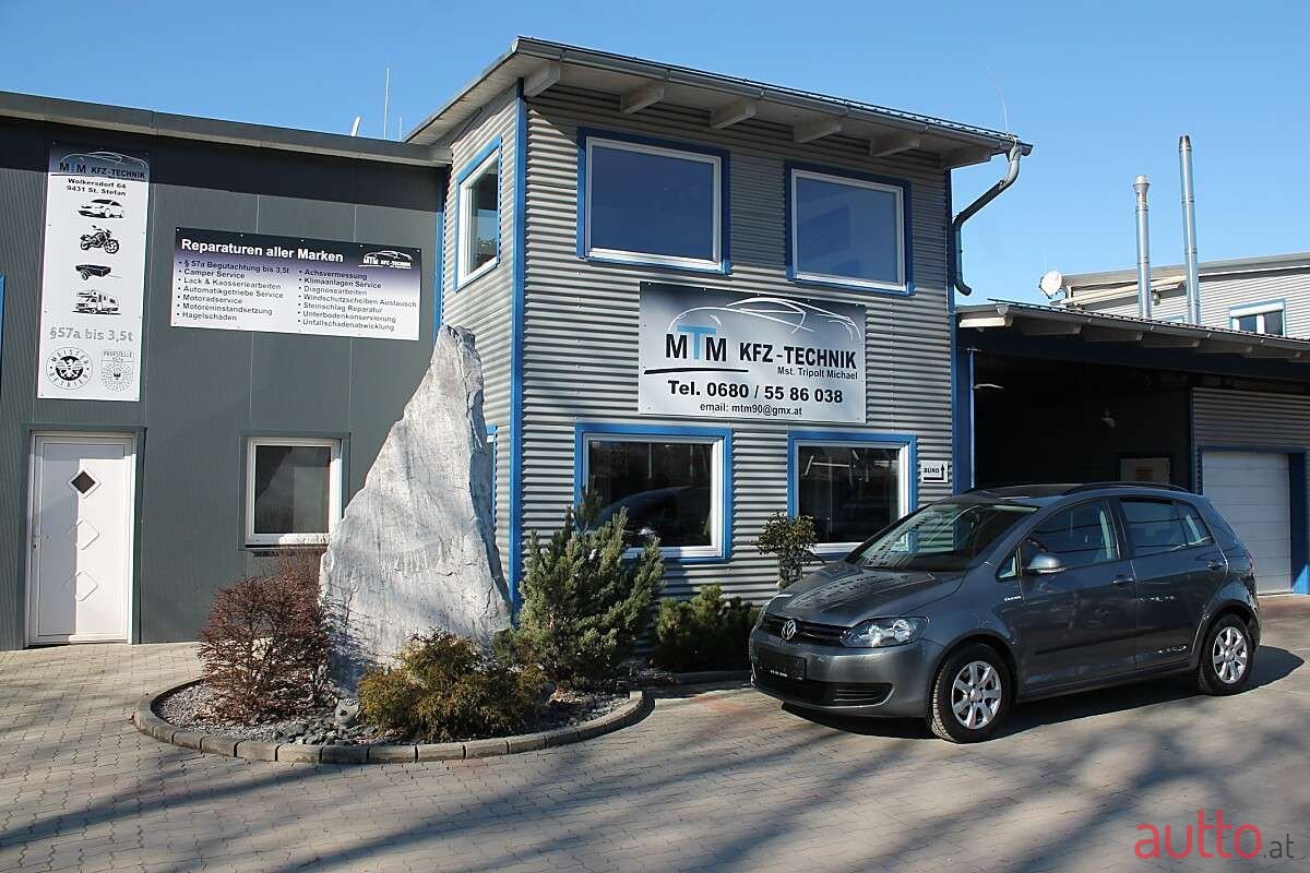 2011' Volkswagen Golf photo #1