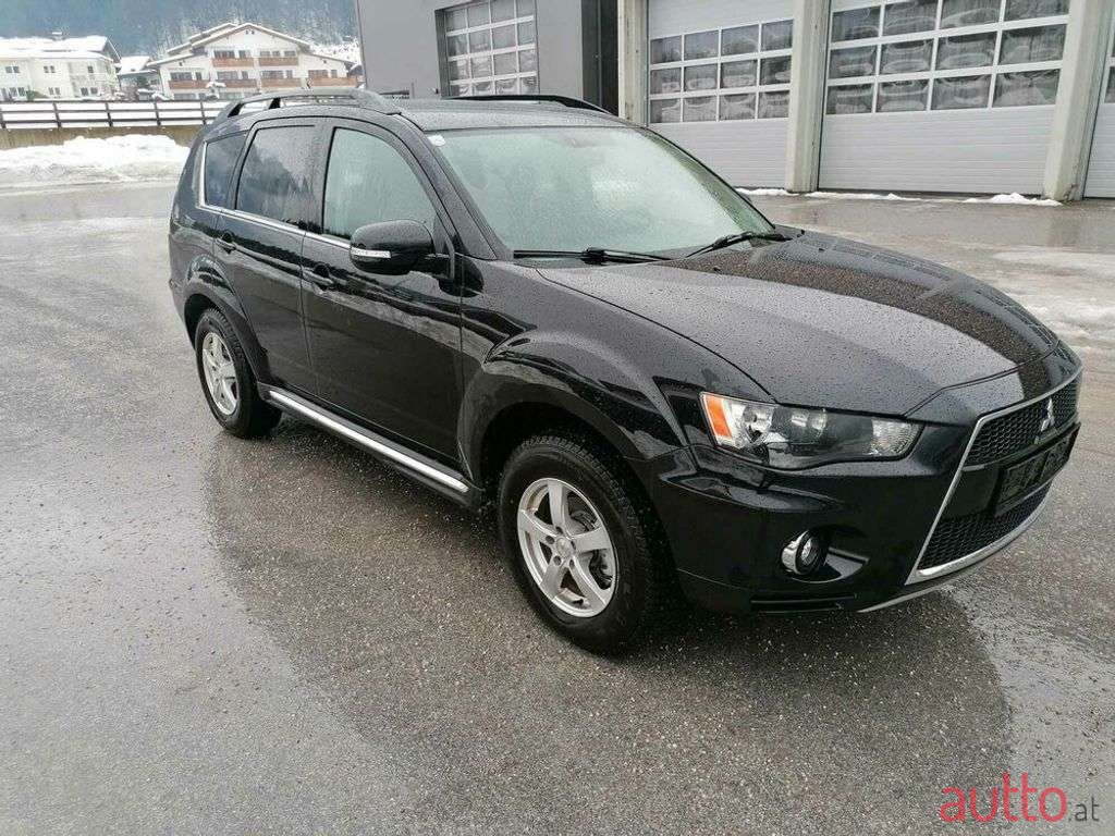 2011' Mitsubishi Outlander photo #2