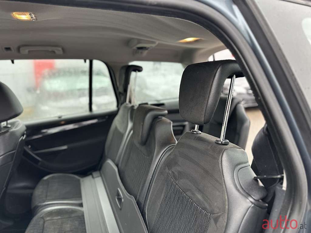 2011' Citroen C4 Picasso photo #6