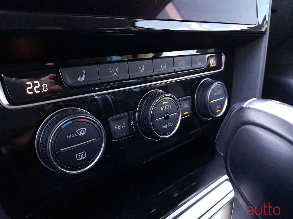 2019' Volkswagen Passat photo #4