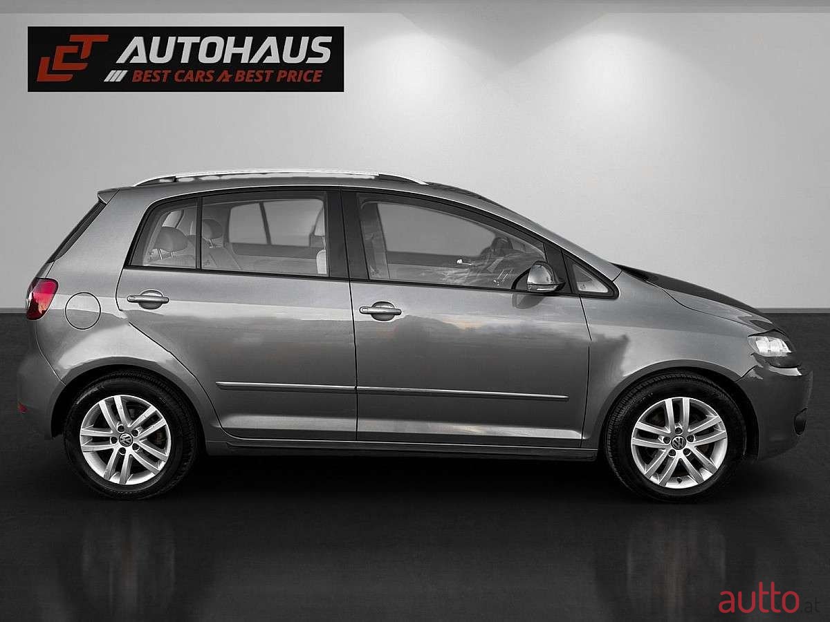 2011' Volkswagen Golf photo #5