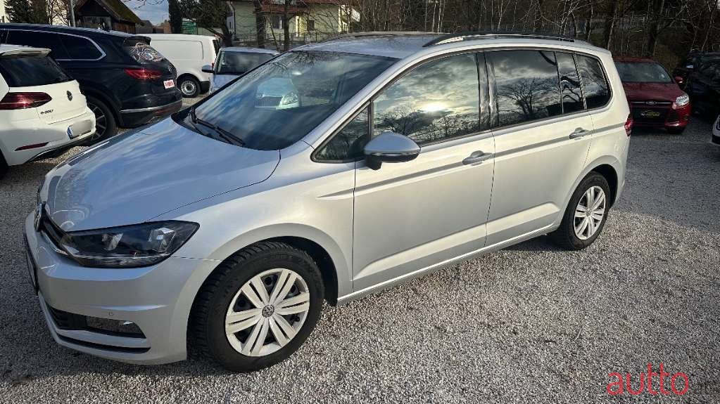 2019' Volkswagen Touran photo #3