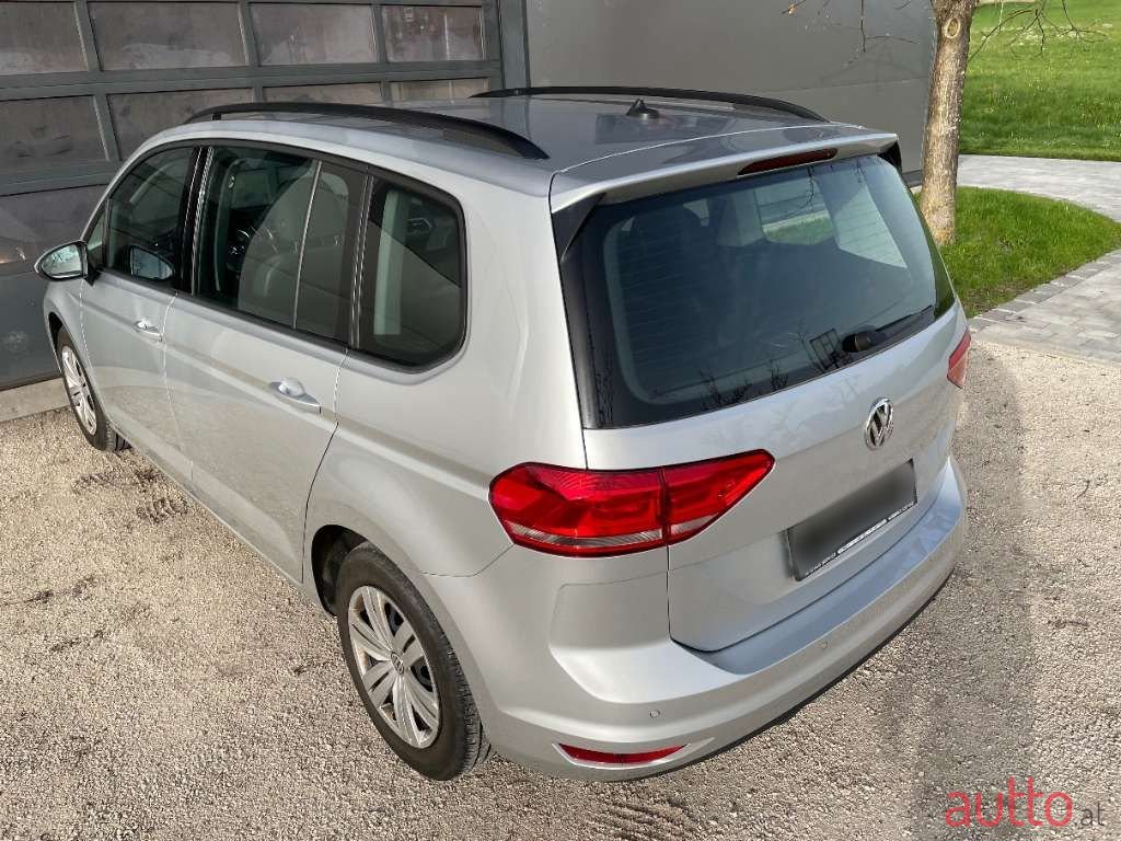 2020' Volkswagen Touran photo #6
