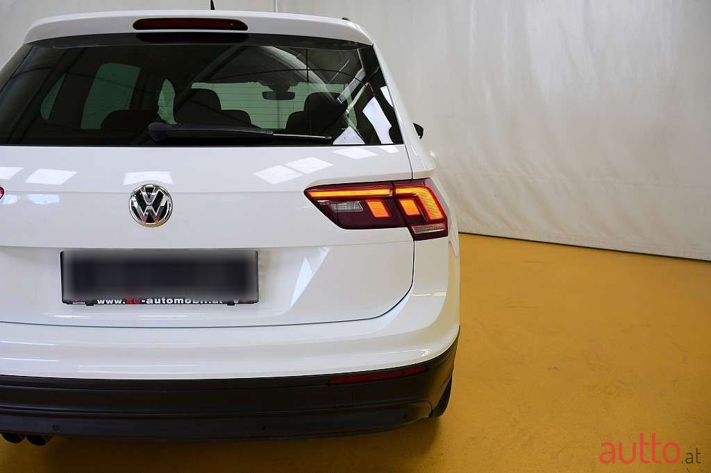 2020' Volkswagen Tiguan photo #6