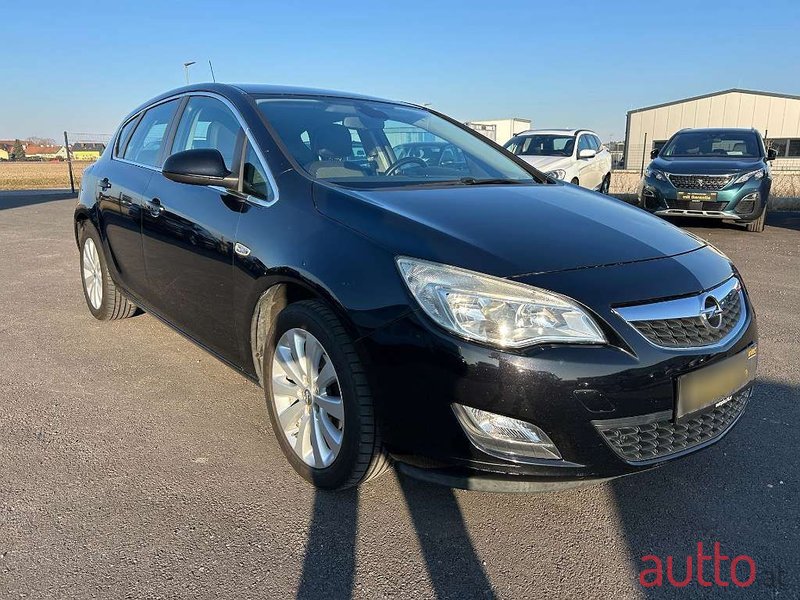 2010' Opel Astra photo #3