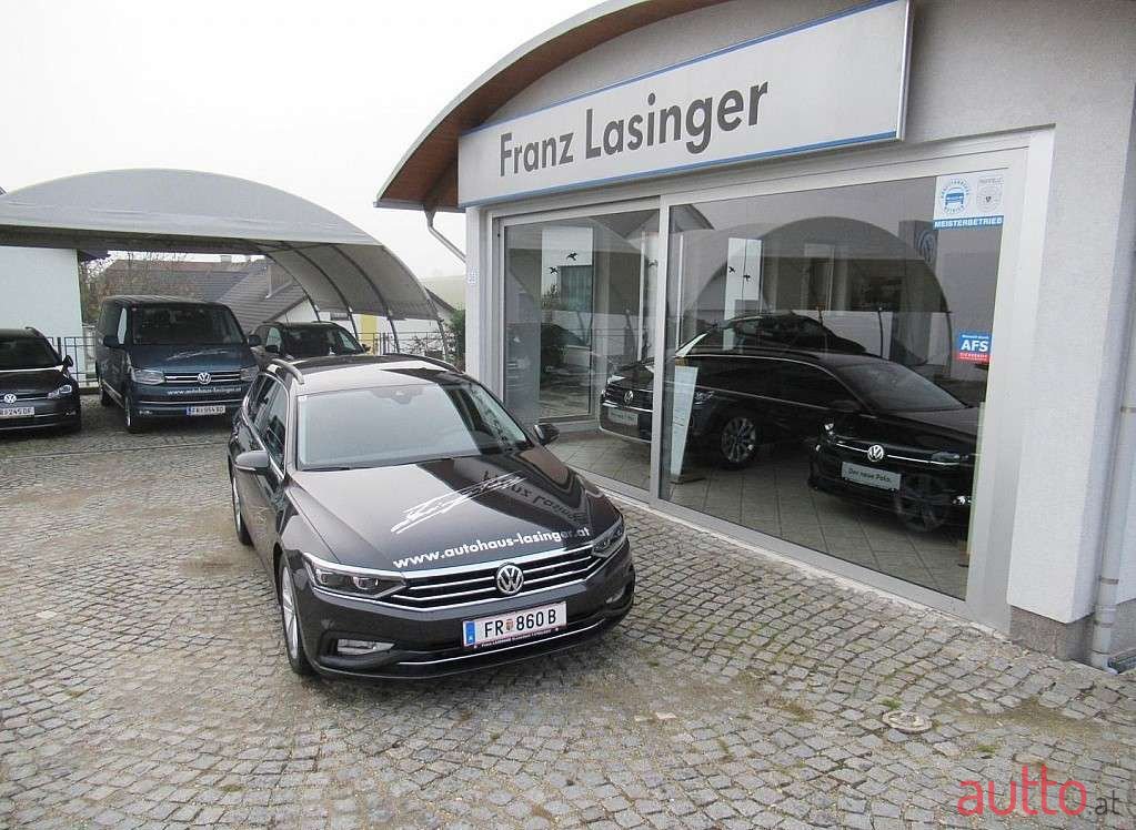 2019' Volkswagen Passat photo #2