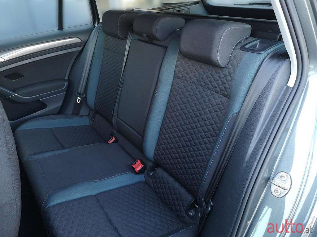 2019' Volkswagen Golf photo #6