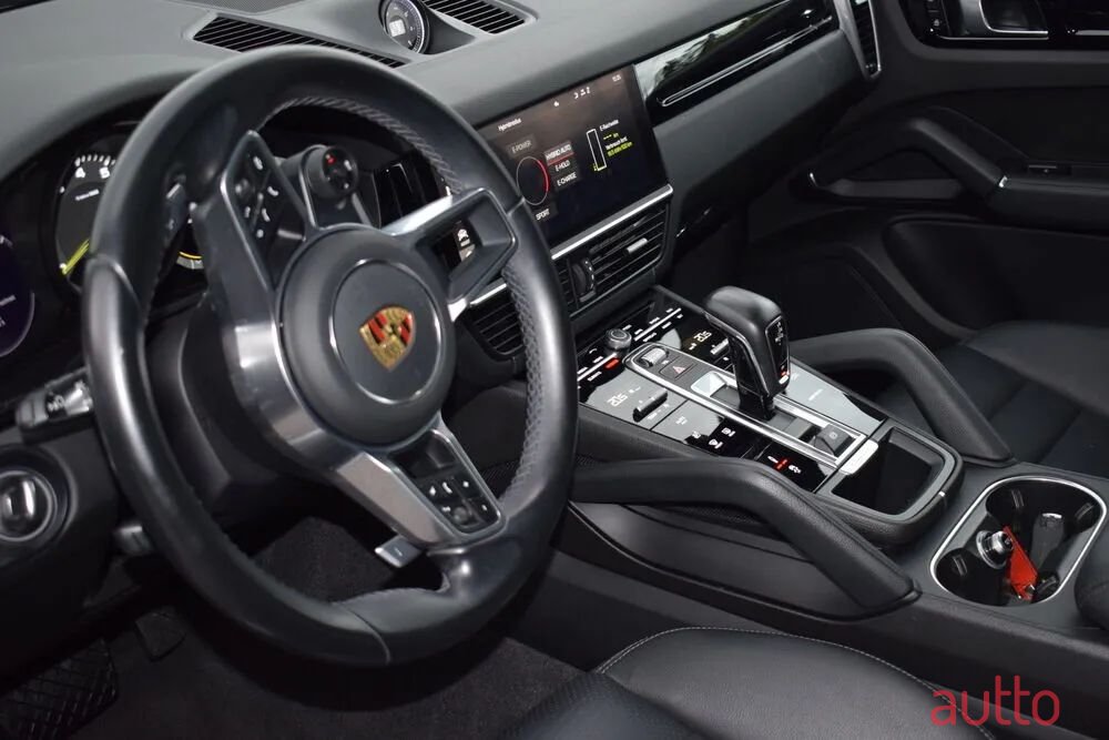 2021' Porsche Cayenne photo #2