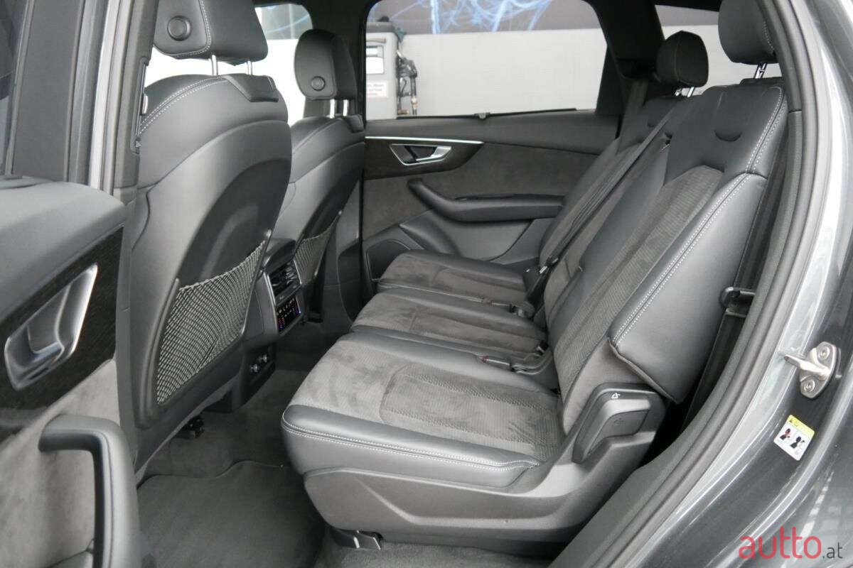 2021' Audi Q7 photo #6