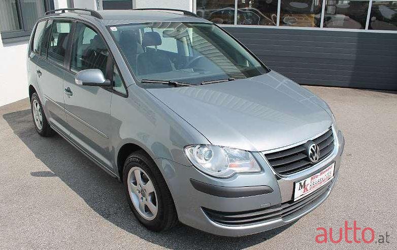 2009' Volkswagen Touran photo #1