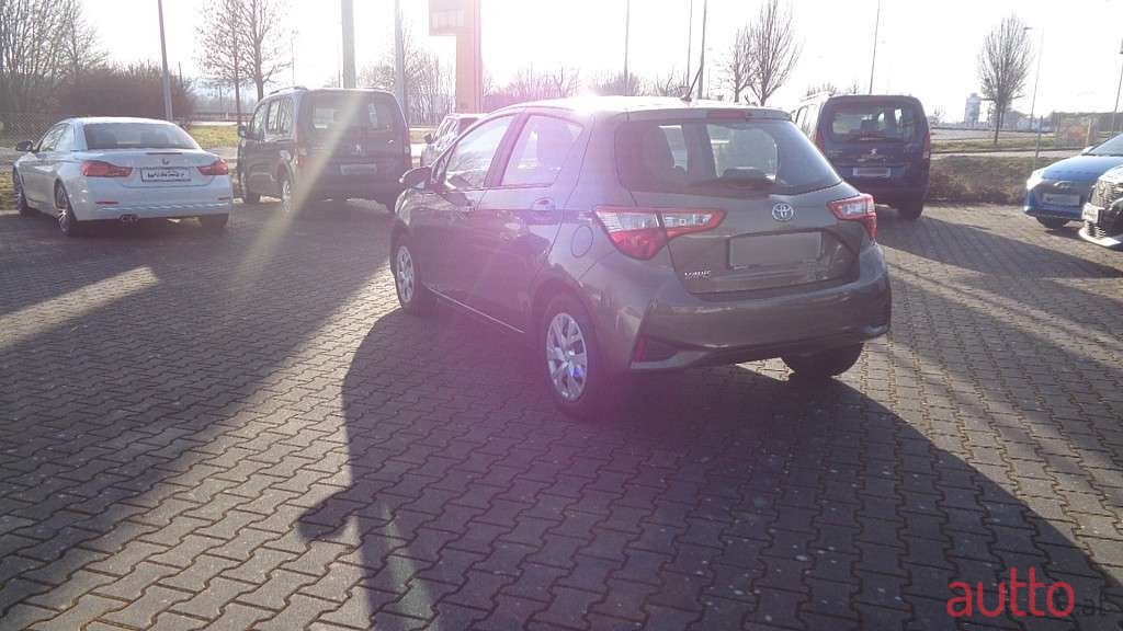 2017' Toyota Yaris photo #2