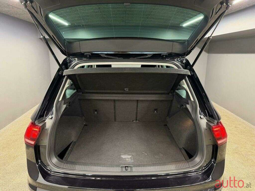 2018' Volkswagen Tiguan photo #6